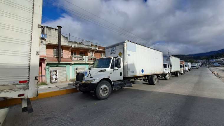 Transportistas mantienen bloqueos en varios puntos del país desde el miércoles 16 de noviembre y este jueves 17. (Foto Prensa Libre: Mynor Toc)
