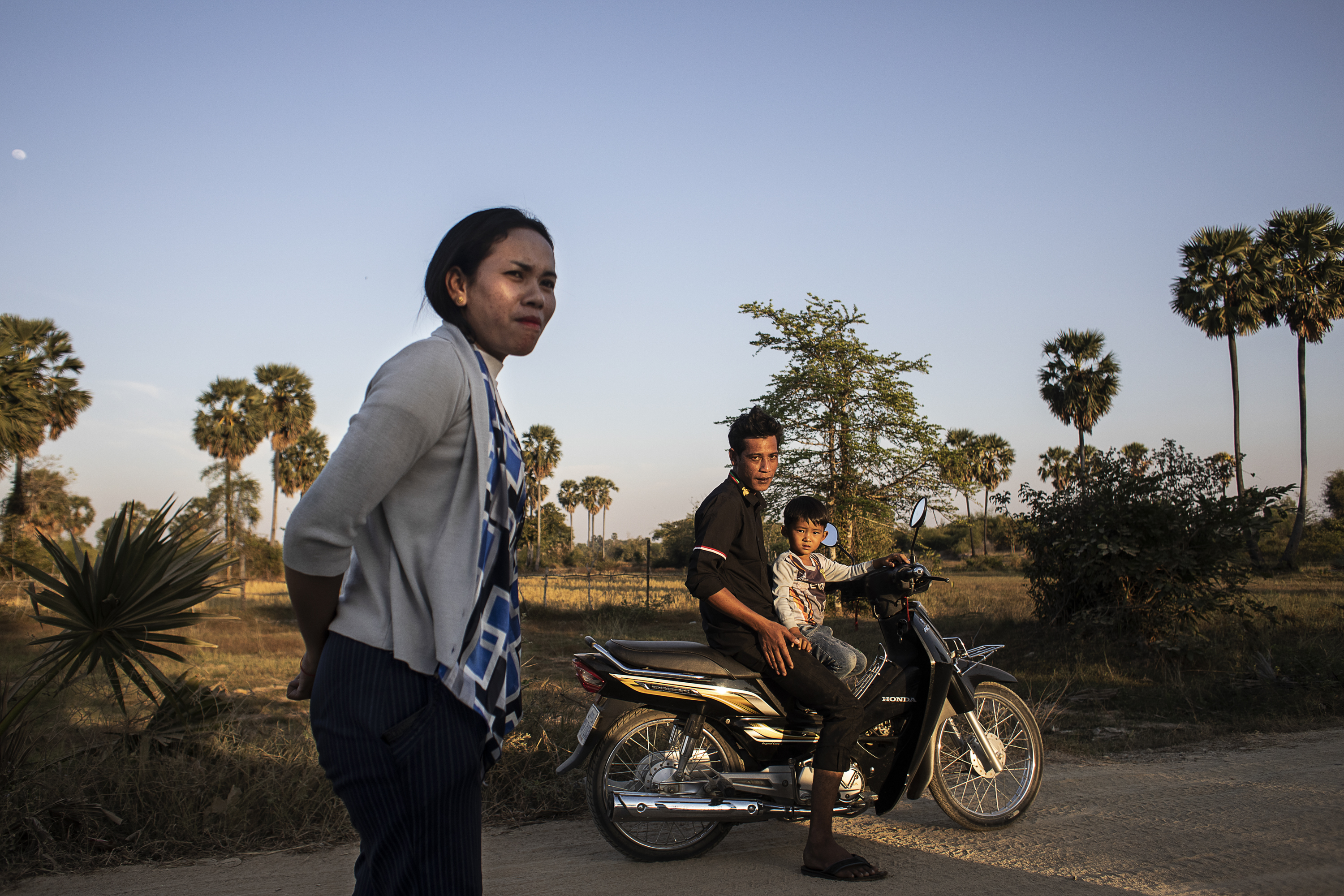 Ry Ly, su marido y el niño de 3 años que fue obligada por los tribunales a criar tras dar a luz como vientre de alquiler para otro hombre, cerca de su casa en una provincia rural al oeste de Phnom Penh, Camboya, el 15 de enero de 2022. (Foto Prensa Libre: Nadia Shira Cohen/The New York Times)