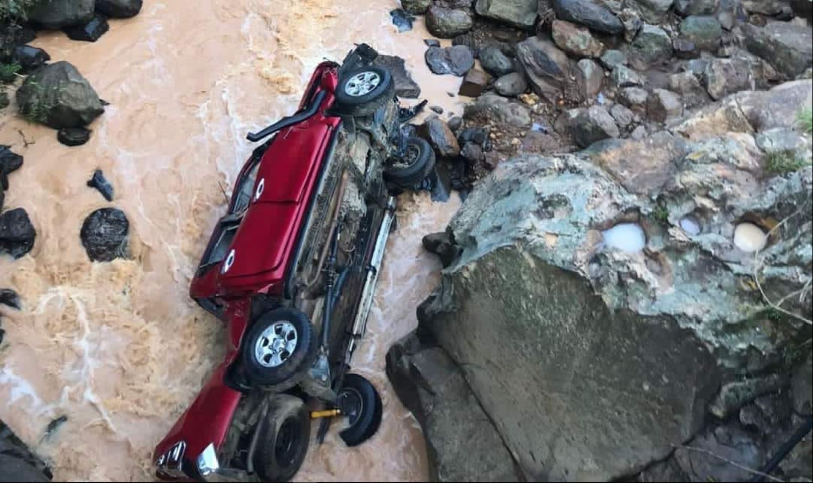 Bomberos Voluntarios buscan a tres personas que viajaban en un picop que cayó en el río Temal, en Joyabaj, Quiché. (Foto Prensa Libre: CVB)