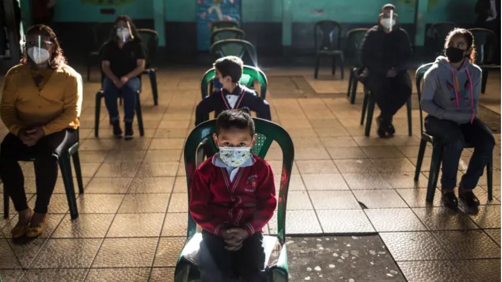  Miles de niños guatemaltecos enfrentan grandes desafíos luego del confinamiento a causa de la pandemia de coronavirus. (Foto Prensa Libre: EFE)