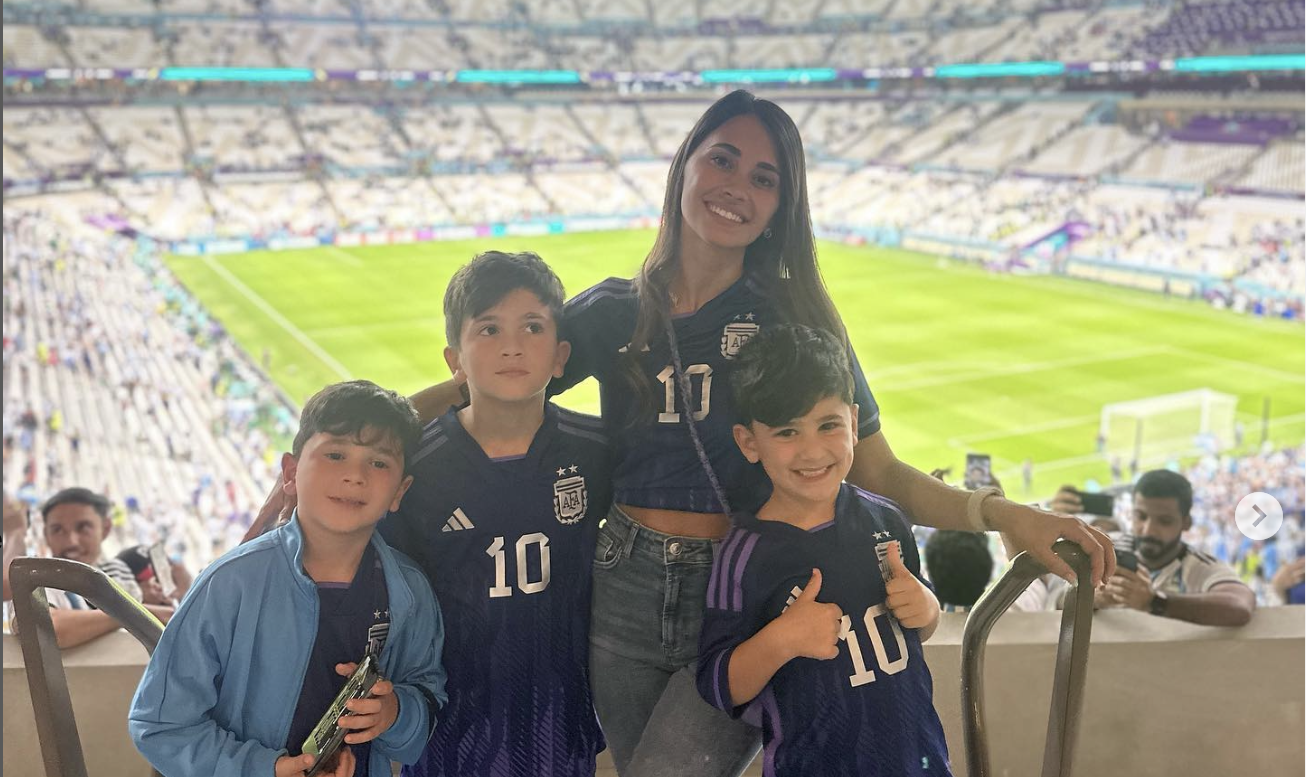 La familia de Lionel Messi se hizo presente en el partido de Argentina contra Polonia durante el Mundial Qatar 2022. (Foto Prensa Libre: Instagram/ @antonelaroccuzzo)