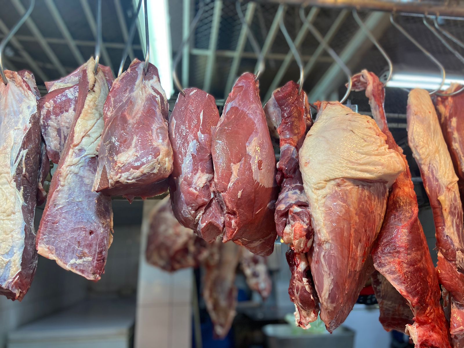 Ganaderos señalan que no han incrementado el precio de la carne de ganado en pie, mientras abastecedores del Mercado Central señalan que los expendedores causan rumor de alza al precio de la carne. (Foto Prensa Libre: Paula Ozaeta).