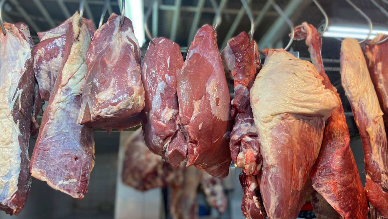 Ganaderos señalan que no han incrementado el precio de la carne de ganado en pie, mientras abastecedores del Mercado Central señalan que los expendedores causan rumor de alza al precio de la carne. (Foto Prensa Libre: Paula Ozaeta).