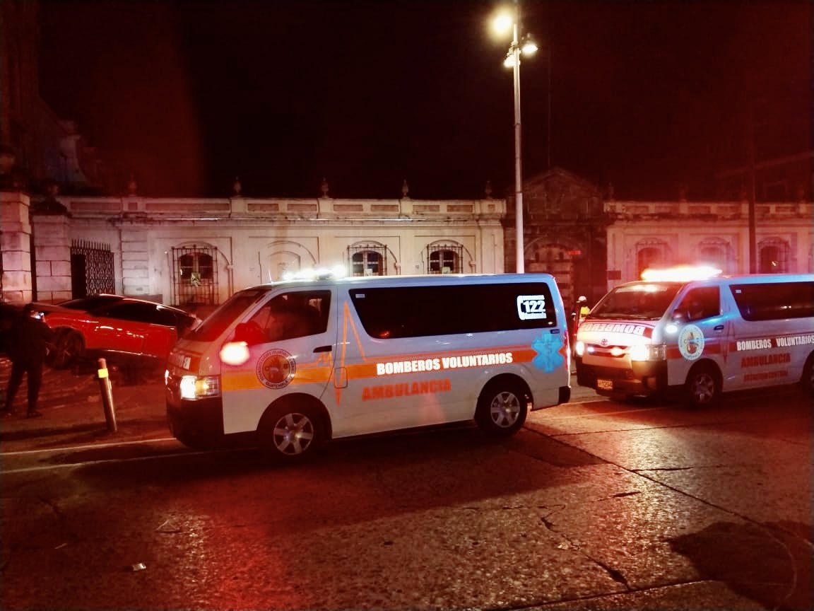 Dos personas resultaron con golpes en un accidente de tránsito en el graderío de la Catedral Metropolitana. (Foto Prensa Libre: Bomberos Voluntarios)