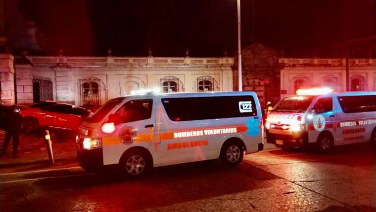 Dos personas resultaron con golpes en un accidente de tránsito en el graderío de la Catedral Metropolitana. (Foto Prensa Libre: Bomberos Voluntarios)