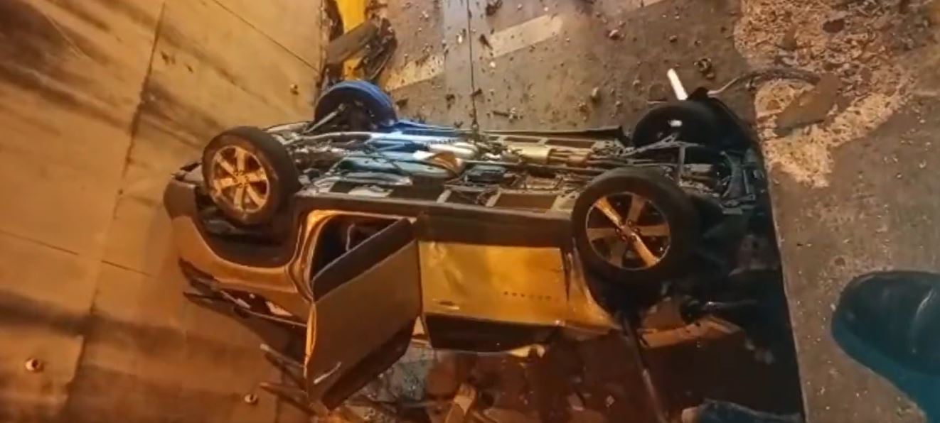 La PNC investiga si el conductor de un vehículo que cayó a un viaducto en la zona 10 capitalina manejaba en estado de ebriedad. (Foto Prensa Libre: Amílcar Montejo)
