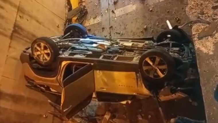 La PNC investiga si el conductor de un vehículo que cayó a un viaducto en la zona 10 capitalina manejaba en estado de ebriedad. (Foto Prensa Libre: Amílcar Montejo)