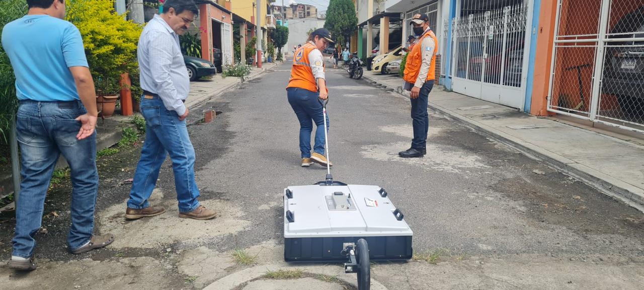 Personal de Conred efectúa inspecciones en áreas de Villa Nueva donde se reportaron retumbos. (Foto Prensa Libre: E. Pitán)