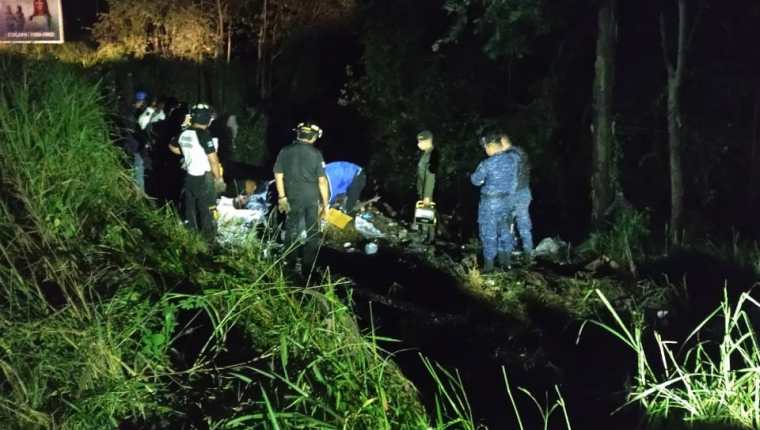 Cuatro soldados murieron en accidente de tránsito en km 55.5 Cuilapa, Santa Rosa. (Foto Prensa Libre: Bomberos Voluntarios)