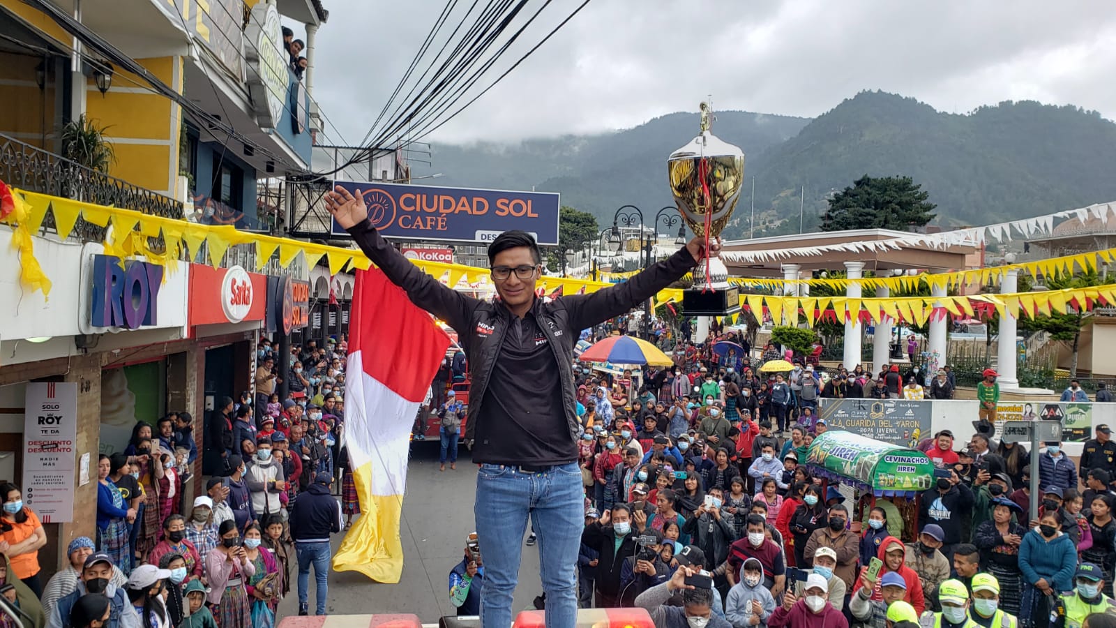 Mardoqueo Vásquez fue recibido por la afición de Totonicapán, después de ganar el título en la Vuelta a Guatemala. (Foto cortesía Israel Ávila).