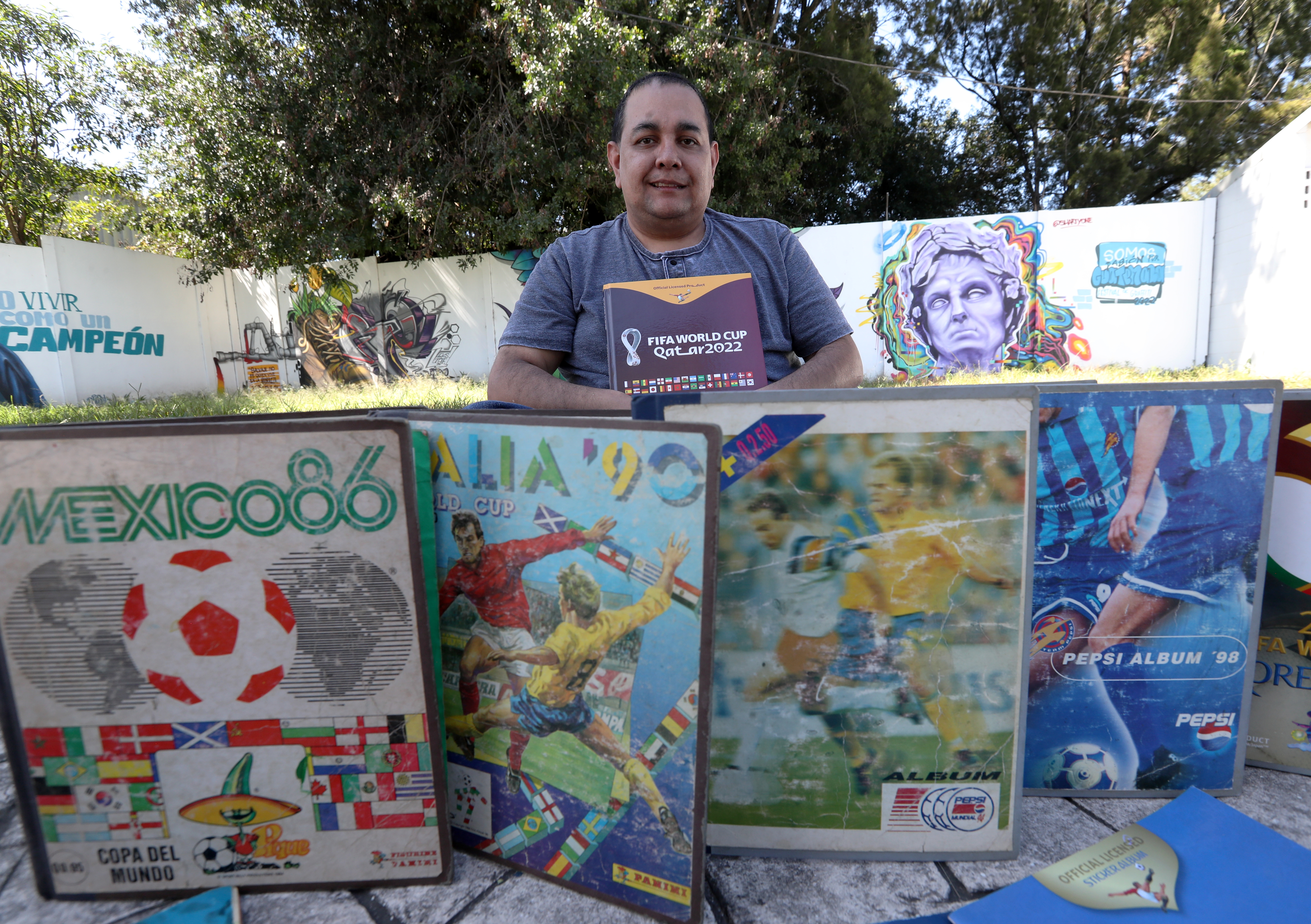 Fernando Hanser comparte su invaluable colección de álbumes de los torneos de la Fifa