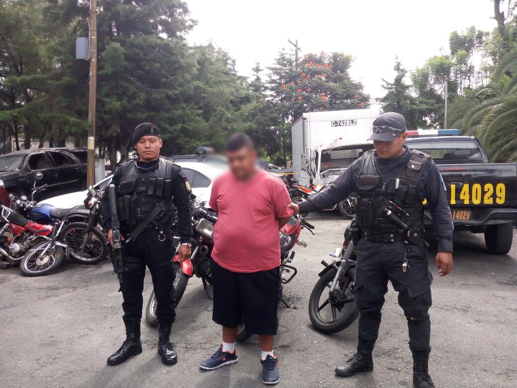 El presunto líder de la estructura criminal, Kevin Rodrigo Castro, fue arrestado el 24 de octubre de 2017. (Foto: Prensa Libre PNC)