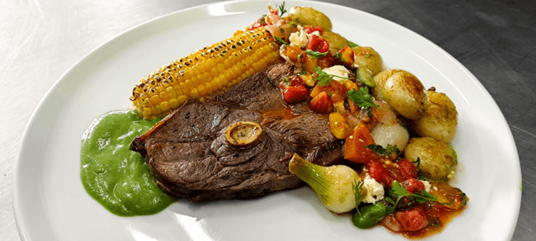 Chuletas de cordero de Los Cuchumatanes, una completa y sustanciosa  receta, preparada por el chef Carlos Morales, instructor de Intecap. (Foto Prensa Libre, cortesía de Carlos Morales)