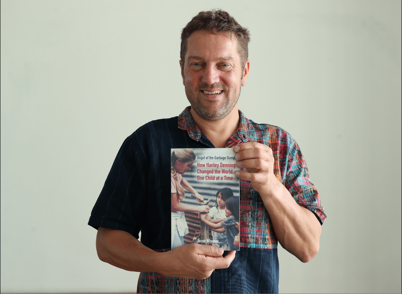 Jacob Wheeler presentó su libro “Angel of the garbage dump” (ángel del basurero)