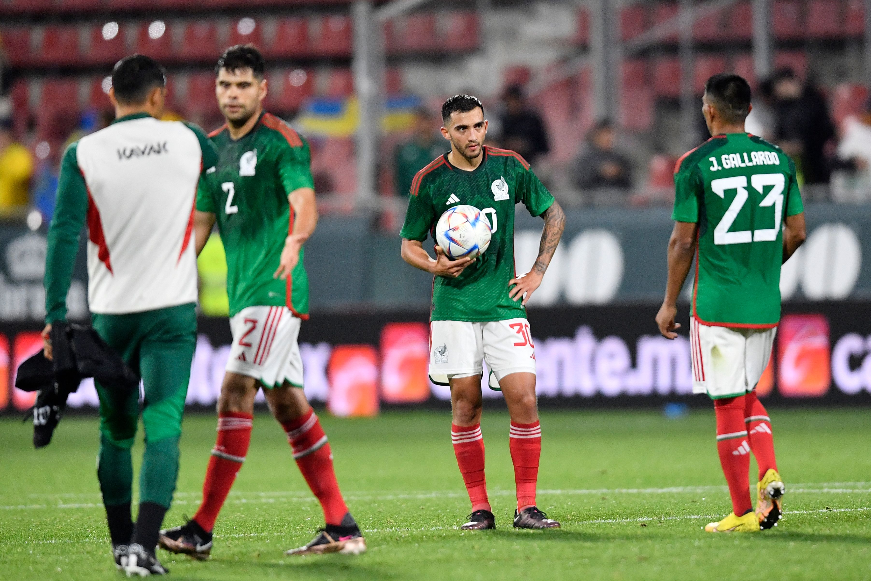 Los jugadores de la selección mexicana lamentaron la derrota contra Suecia. (Foto Prensa Libre: AFP)