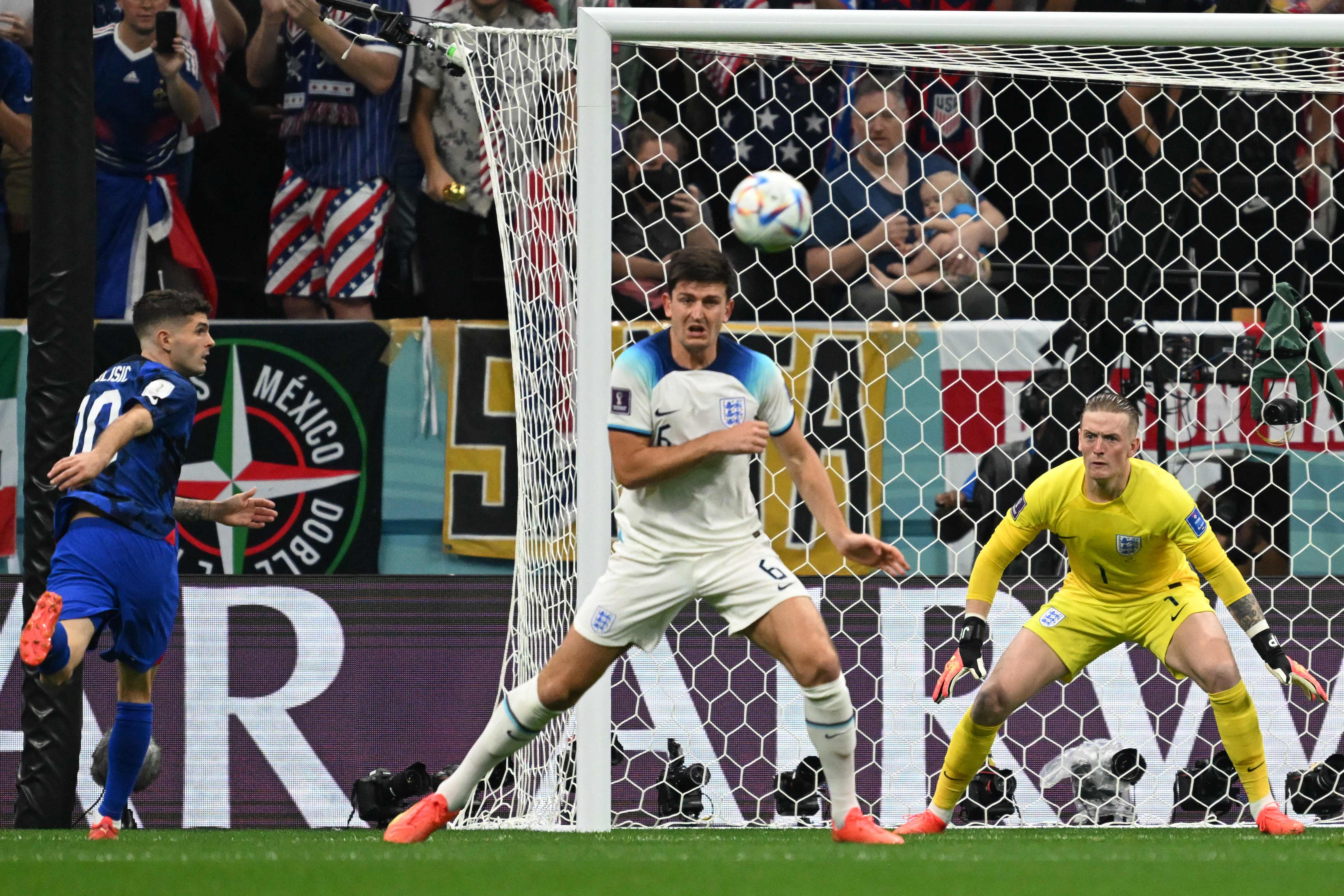 Harry Maguire y Christian Pulisic, durante el partido de este viernes, entre Inglaterra y Estados Unidos, en Qatar 2022. (Foto Prensa Libre: AFP)