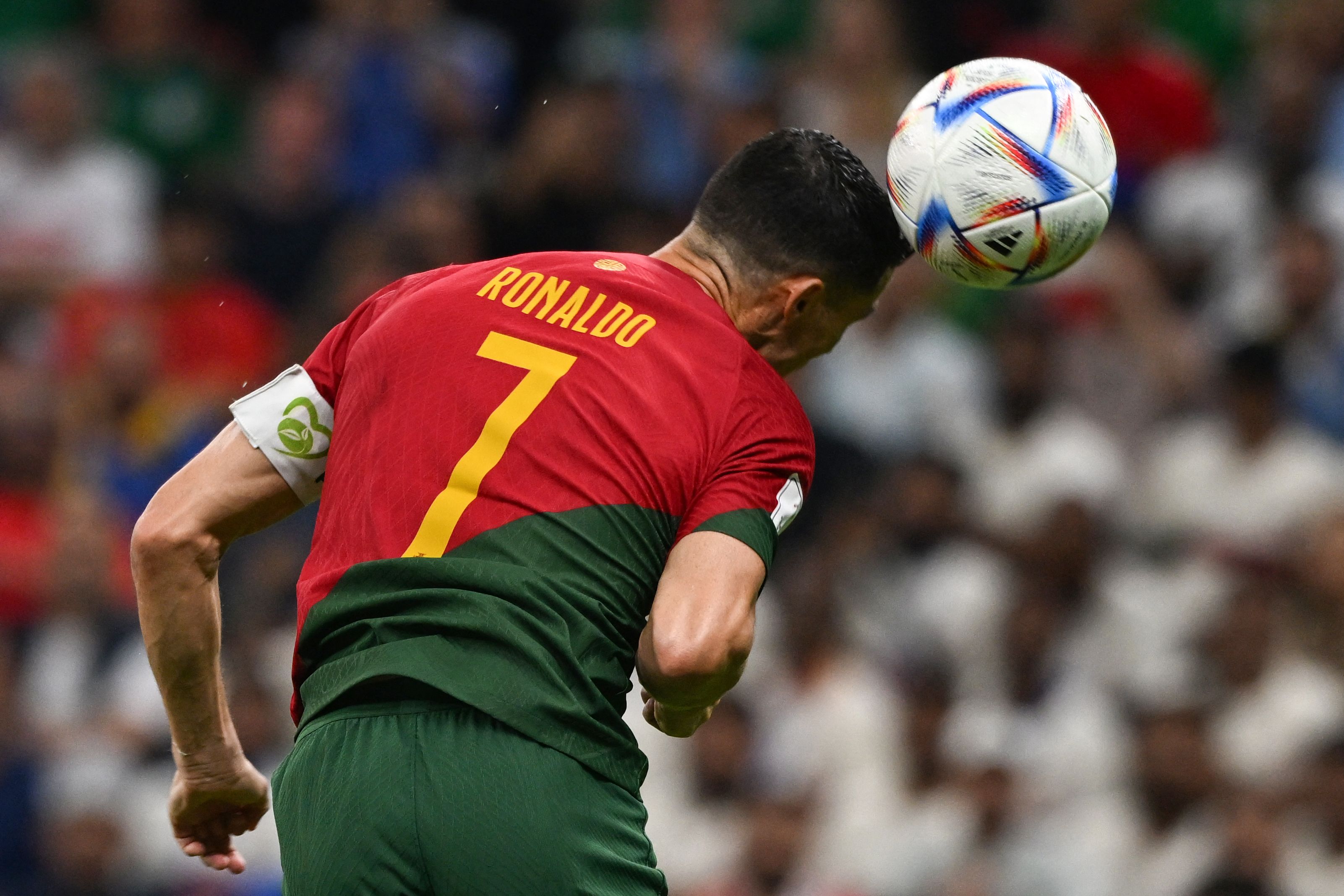Cristiano Ronaldo, en la jugada del primer gol de Portugal contra Uruguay. (Foto Prensa Libre: AFP)