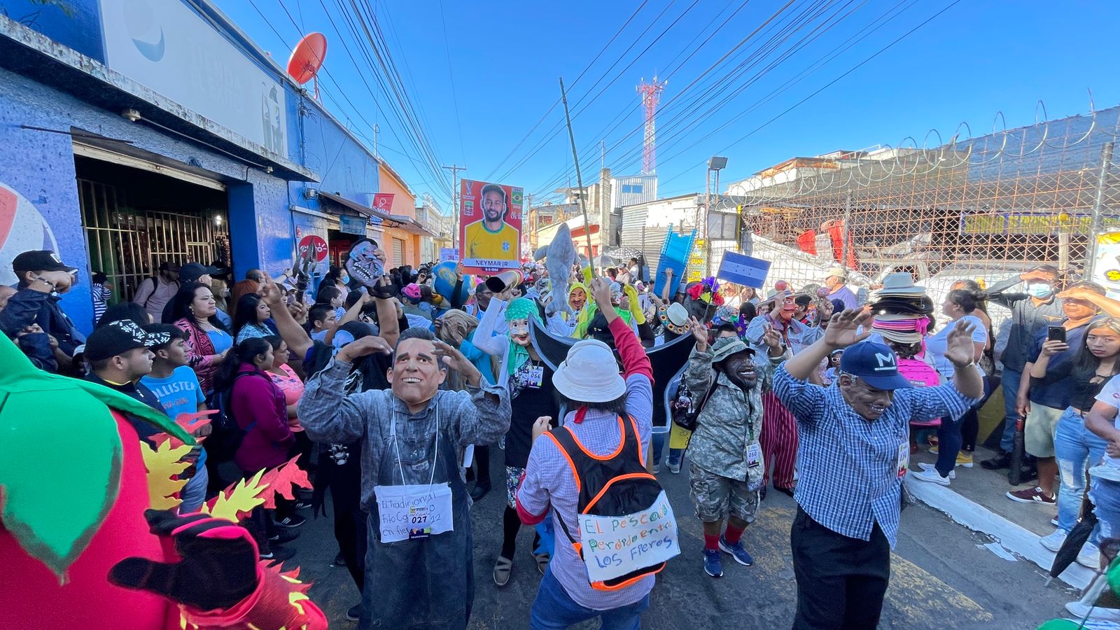 El tradicional Desfile de Fieros recorre principales calles y avenidas de Villa Nueva. (Foto: Sara Solórzano Prensa Libre)