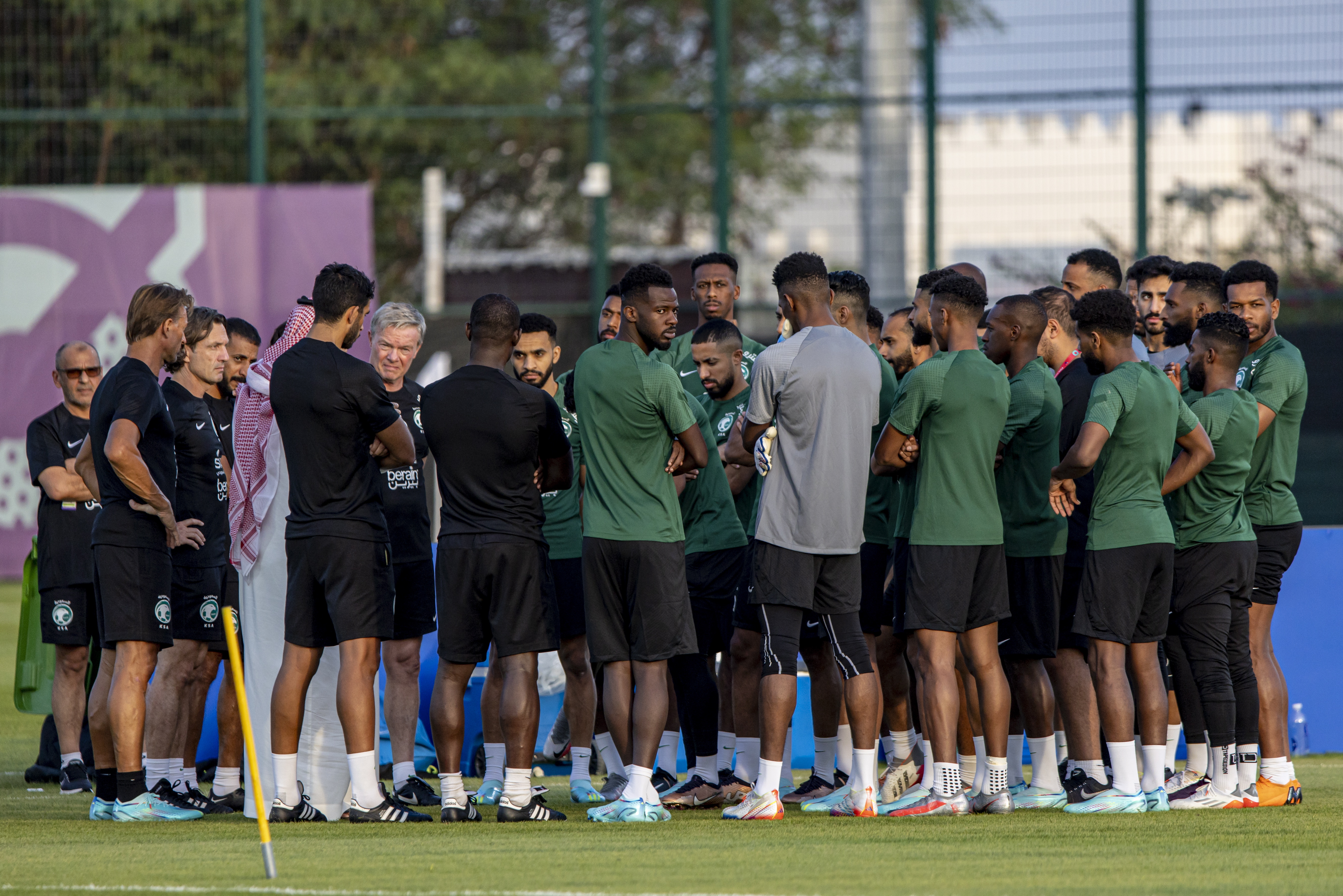 Entrenamiento de Arabia Saudita, antes de afrontar su segundo partido en Qatar 2022. (Foto Prensa Libre: EFE)