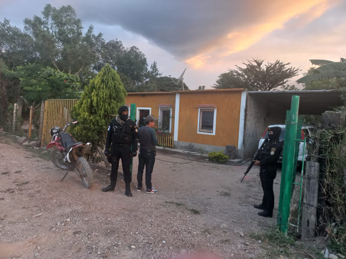 Agentes antinarcóticos desarrollan 13 allanamientos en Jutiapa, Jalapa y Santa Rosa. (Foto Prensa Libre: Mingob)