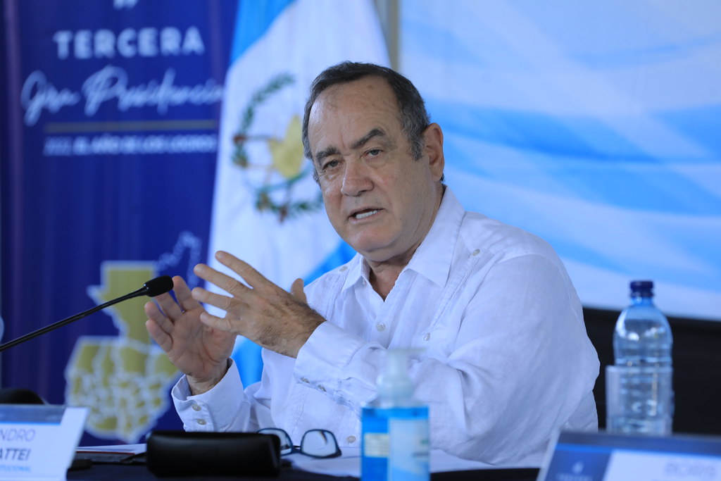 El presidente ha pedido a los alcaldes en sus giras que apoyen la Ley de Adquisiciones que propuso. (Foto Prensa Libre: Gobierno de Guatemala)