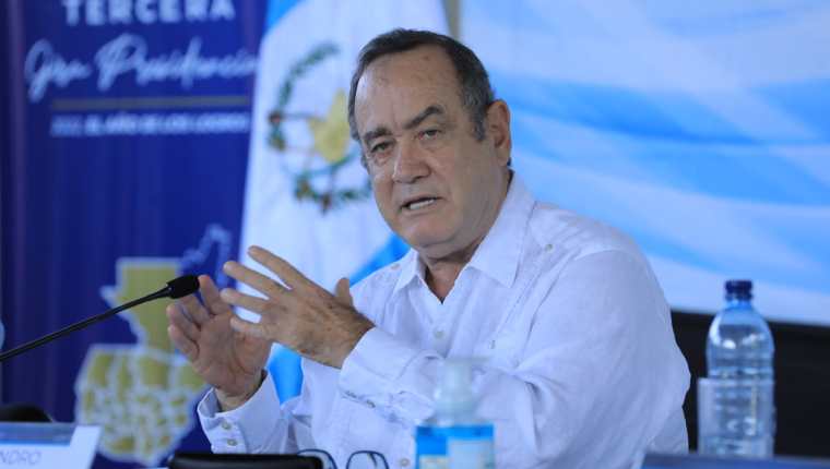 El presidente ha pedido a los alcaldes en sus giras que apoyen la Ley de Adquisiciones que propuso. (Foto Prensa Libre: Gobierno de Guatemala)