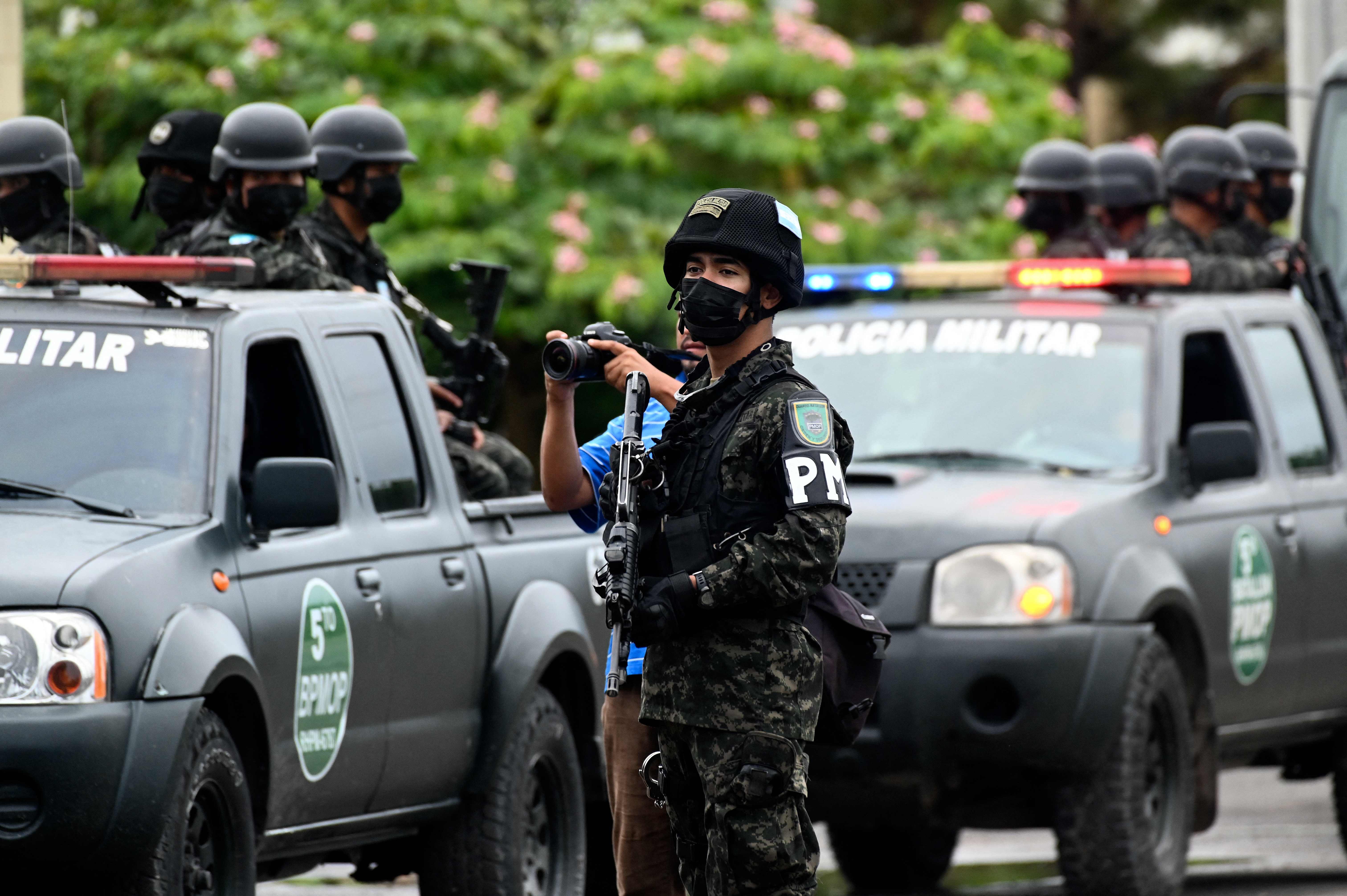 Unos 600 policías fueron desplegados a las fronteras de Honduras con Guatemala y El Salvado como parte de un operativo antipandillas. (Foto Prensa Libre: AFP)