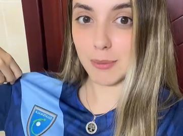 Influencer con camisa de la selección de Guatemala