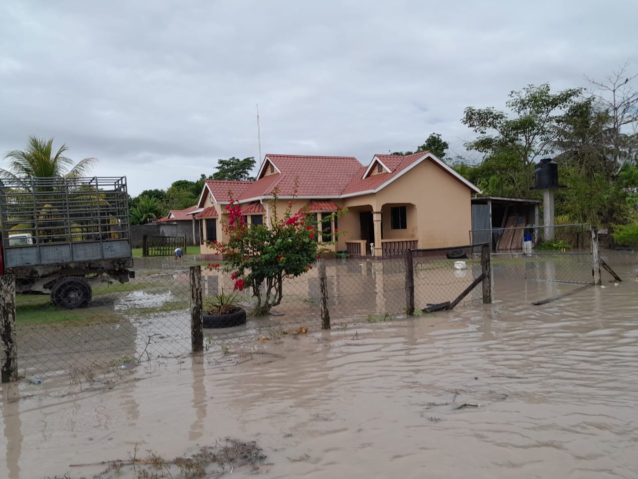 El departamento de Petén ya registra inundaciones y está en alerta máxima por el ingreso de lluvias por el paso Lisa. (Foto Prensa Libre: Conred)