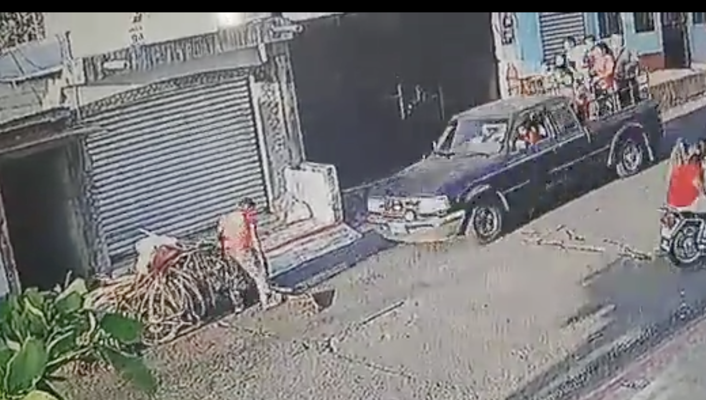 Joven fue atropellado por un vehículo que transportaba personas en Retalhuleu. (Foto Prensa Libre: captura de pantalla)