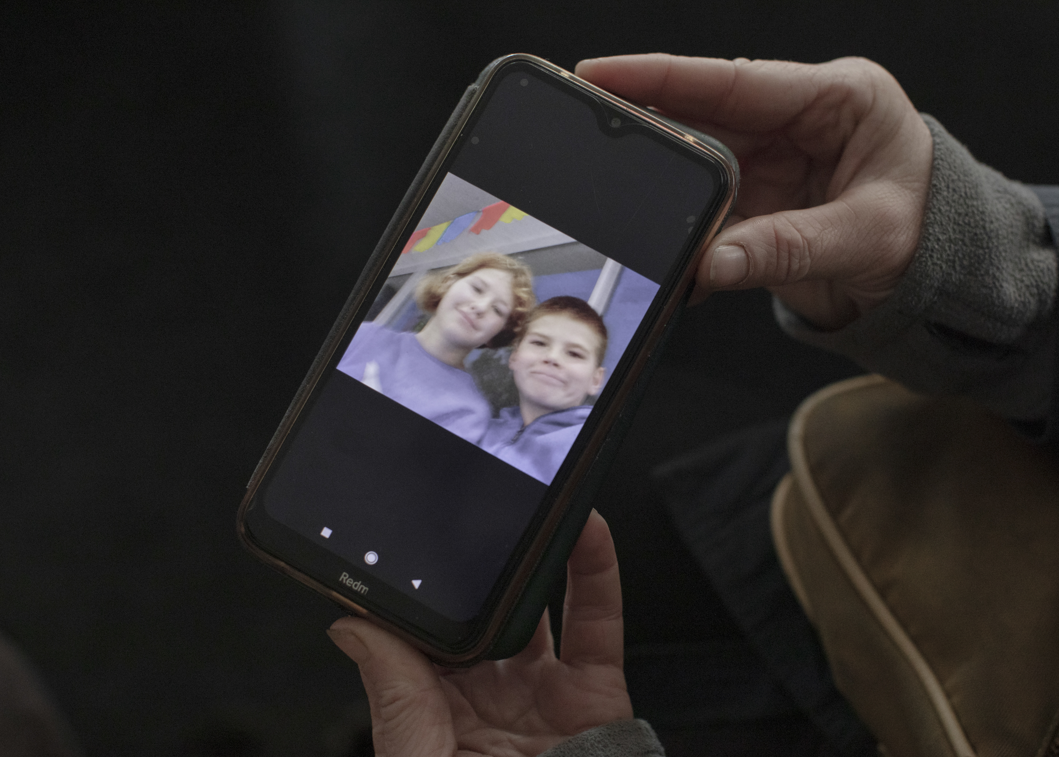 Viktoria Borysenko muestra una foto de su hijo, Bohdan, de 12 años, con Daria, la hija de su cuñada, Nadia Borysenko, en su teléfono en Balakliya, Ucrania, el 4 de noviembre de 2022. (Foto Prensa Libre: Emile Ducke/The New York Times)