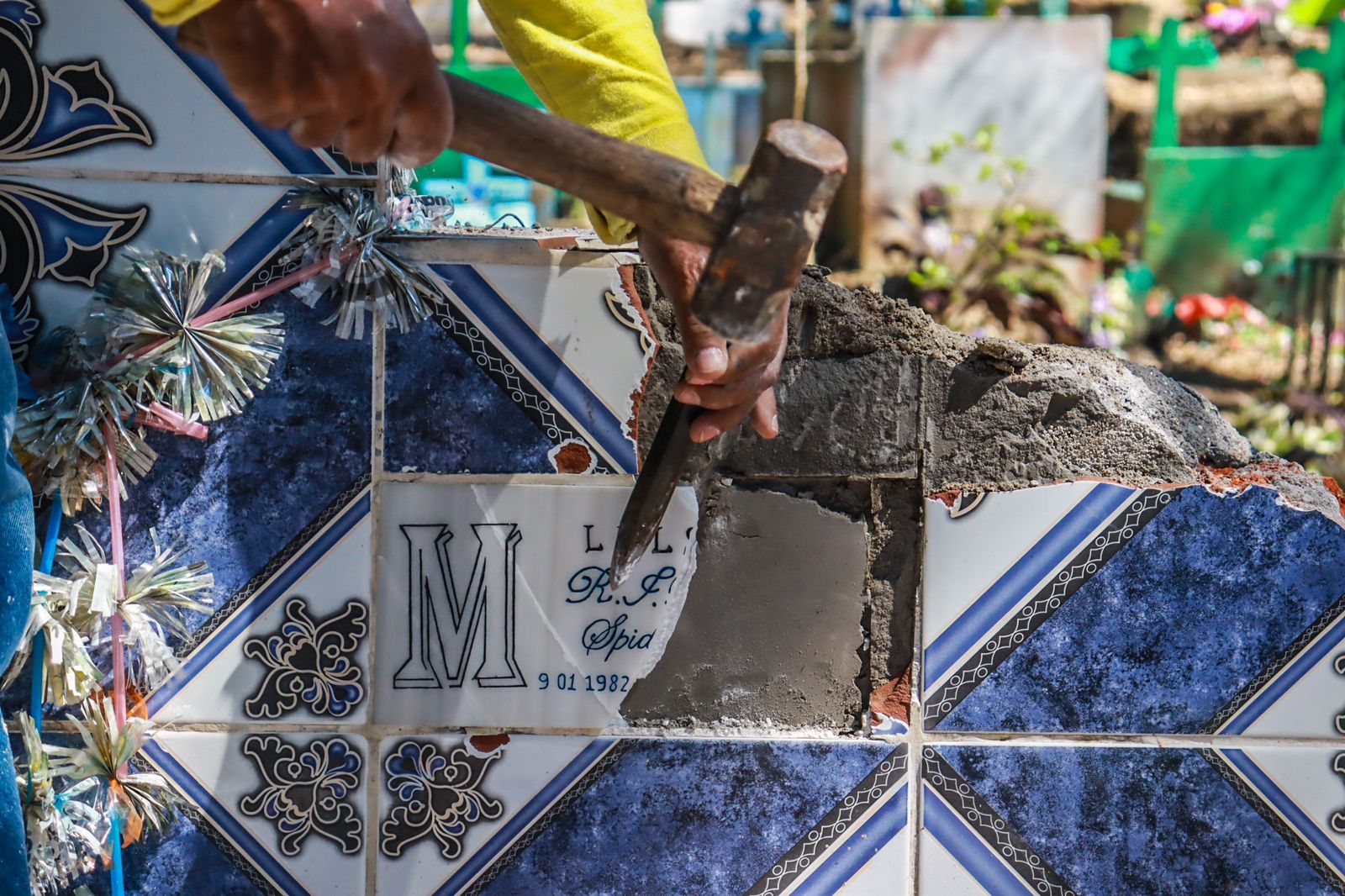 Bukele ordenó destruir lápidas de pandilleros difuntos por considerarlas un elemento que exalta a las pandillas. (Foto Prensa Libre)