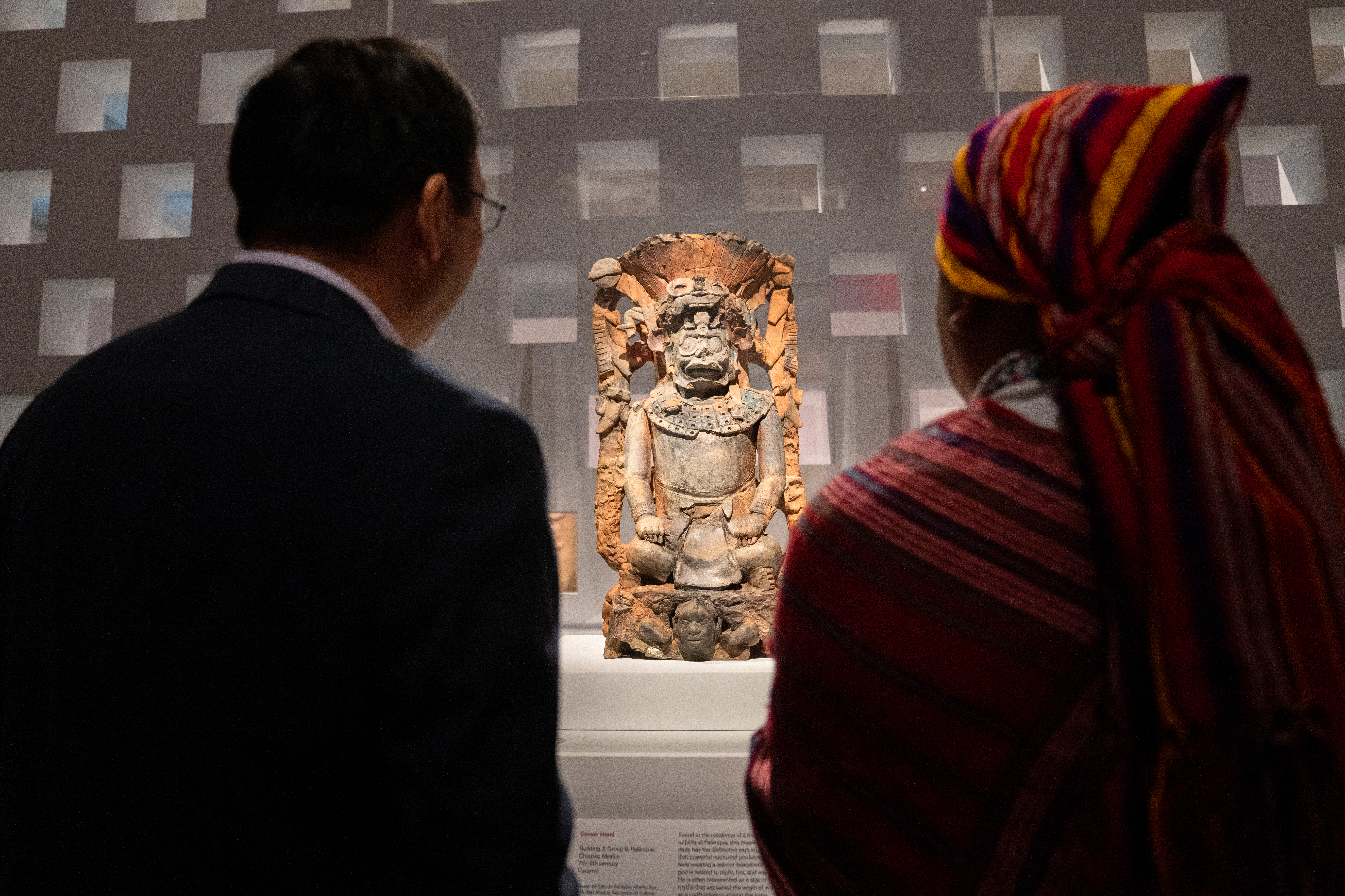 Una pareja observa un portaincensario en cerámica del siglo VII al VIII (Edificio 3, Grupo B, Palenque, Chiapas, México) durante una visita de prensa a la exposición "Vida de los dioses: la divinidad en el arte maya" hoy, en el Museo Metropolitano (MET) en Nueva York. (Foto Prensa Libre: EFE)