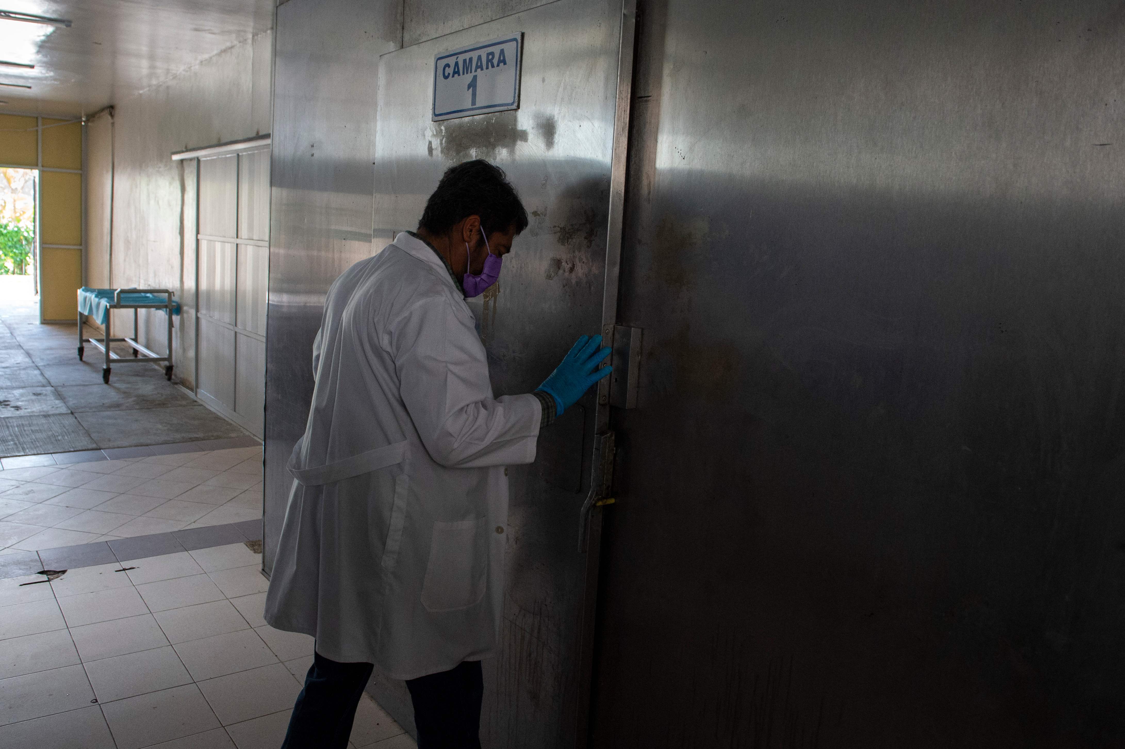 Un cuarto oscuro y sin aire acondicionado en Chilpancingo, Guerrero, es uno de los depósitos donde autoridades mexicanas tienen miles de huesos de personas no identificadas. (Foto Prensa Libre: AFP / Claudio Cruz)