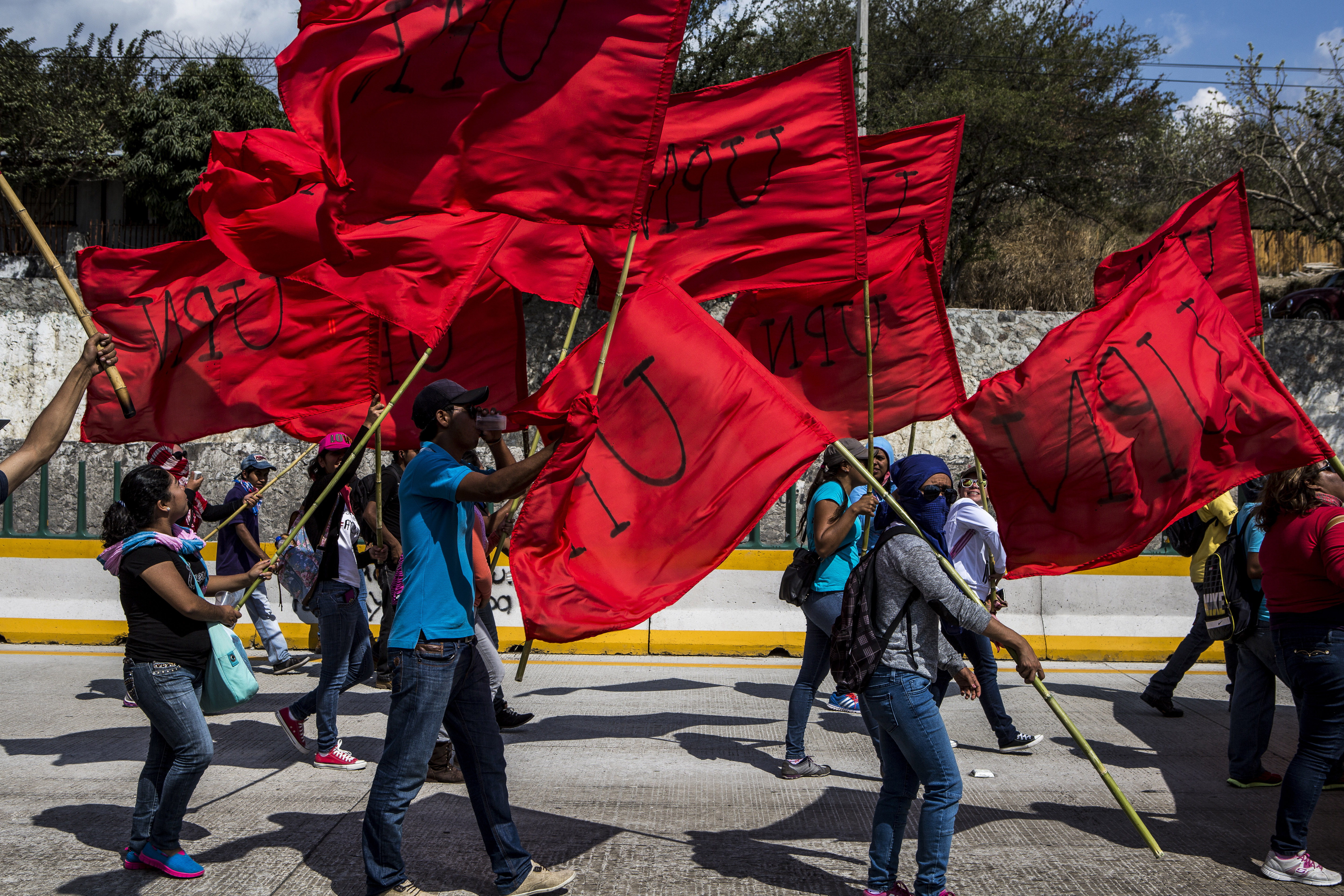 Manifestantes durante una marcha por los 43 estudiantes universitarios desaparecidos en Chilpancingo, México, 21 de enero de 2015. (Foto Prensa Libre: Adriana Zehbrauskas/The New York Times)
