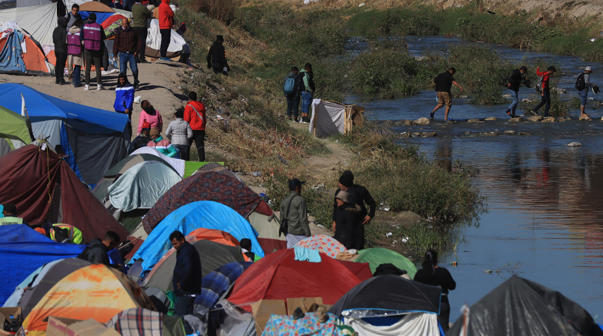 “Sí se sufre”: los testimonios de migrantes que permanecen a la intemperie en la frontera de El Paso, Texas