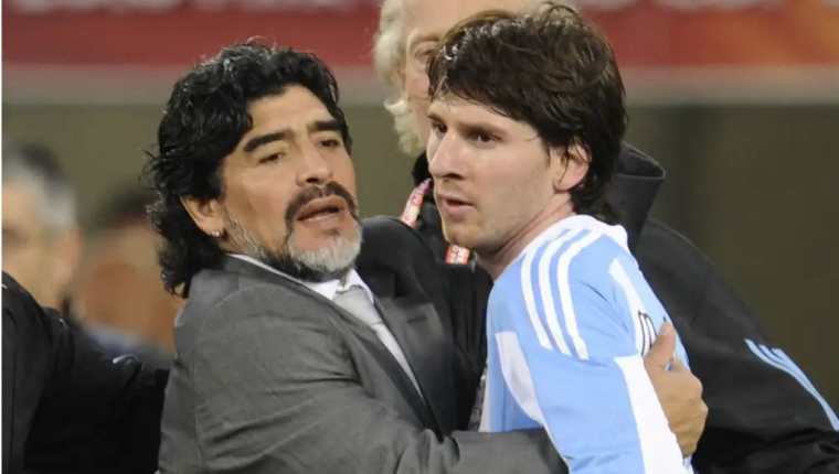 Maradona (izquierda), junto a Messi, en julio del 2010. (Foto Prensa Libre: AFP)