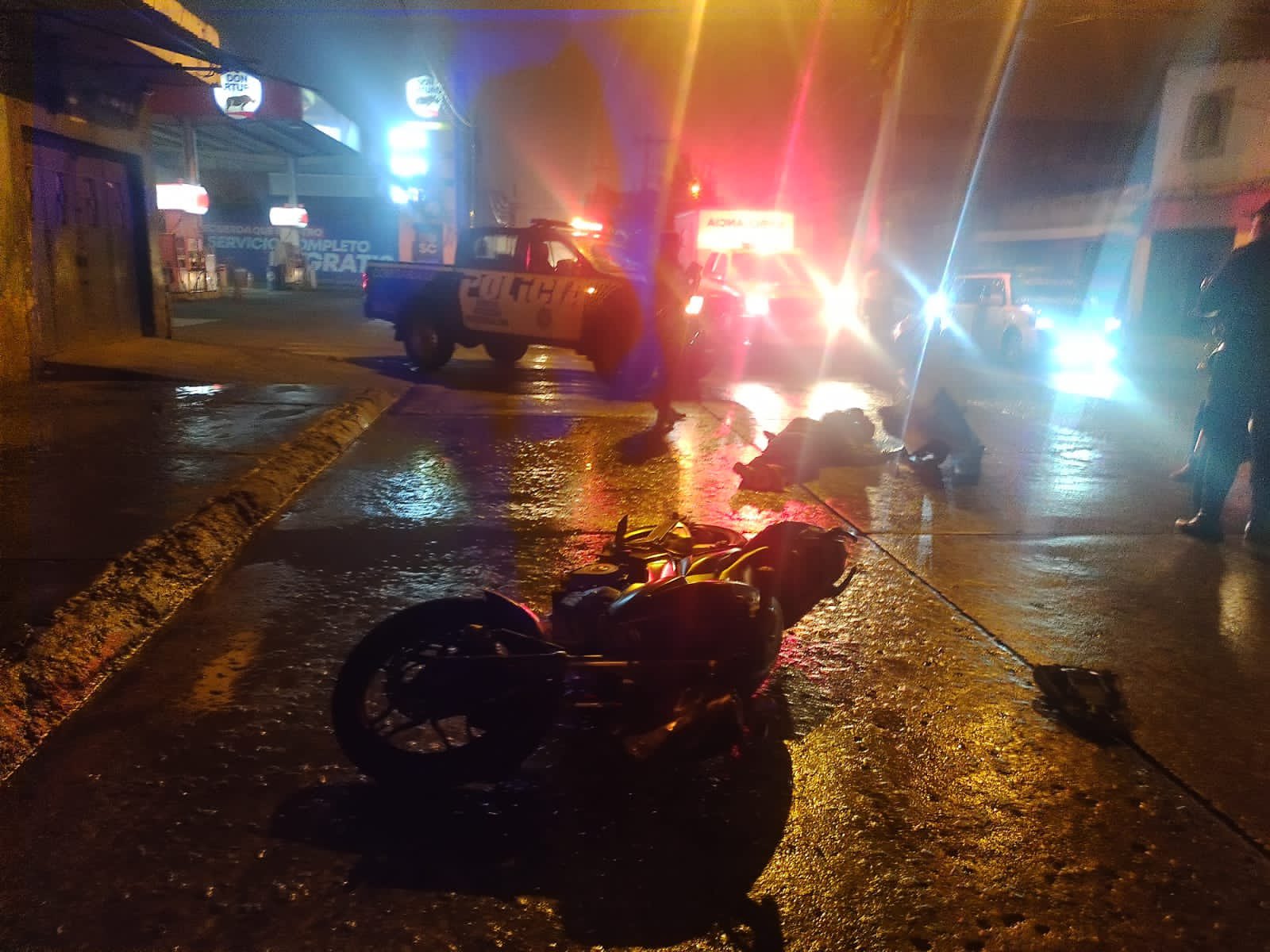 Un motorista murió arrollado en el bulevar El Caminero, Mixco. (Foto Prensa Libre: Bomberos Municipales)