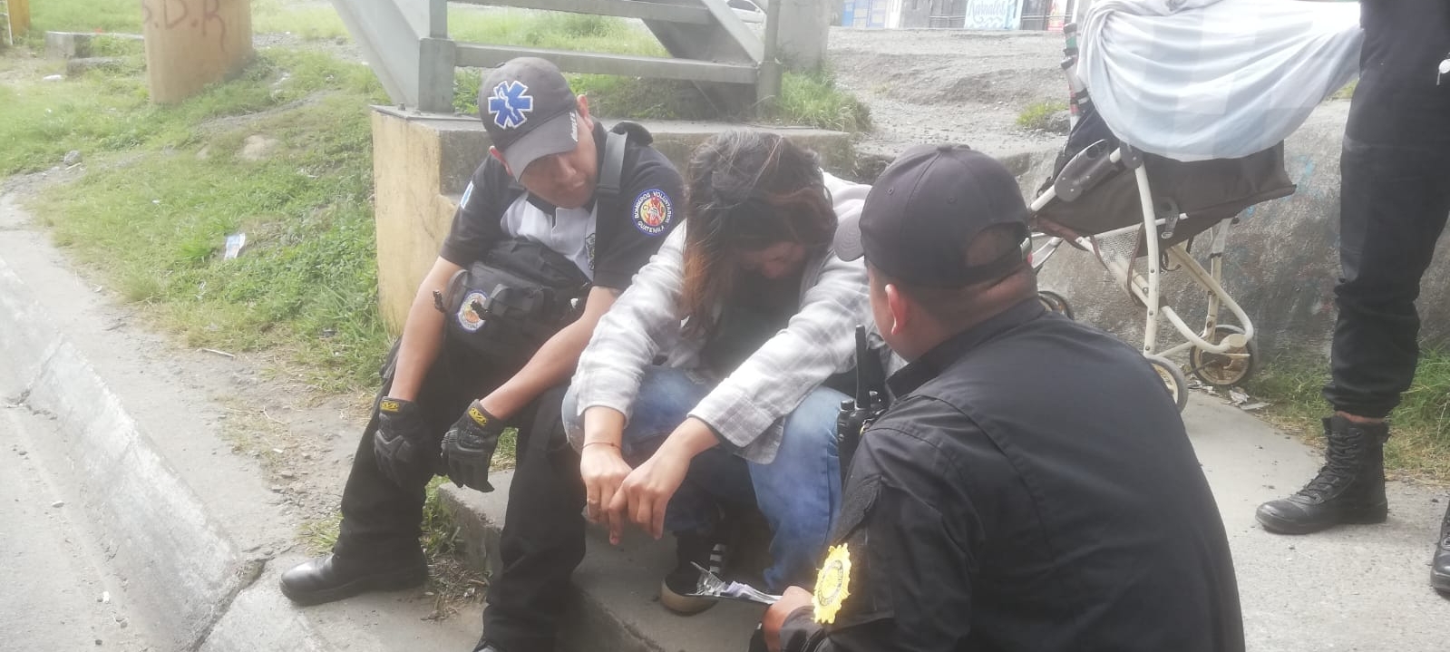 Intentó lanzarse de una pasarela: una mujer quiso quitarse la vida mientras estaba junto a su hijo