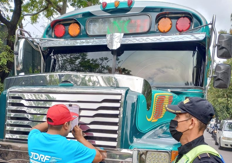 Con llantas lisas: la multa que debe pagar un piloto de bus extraurbano por conducir con neumáticos en mal estado