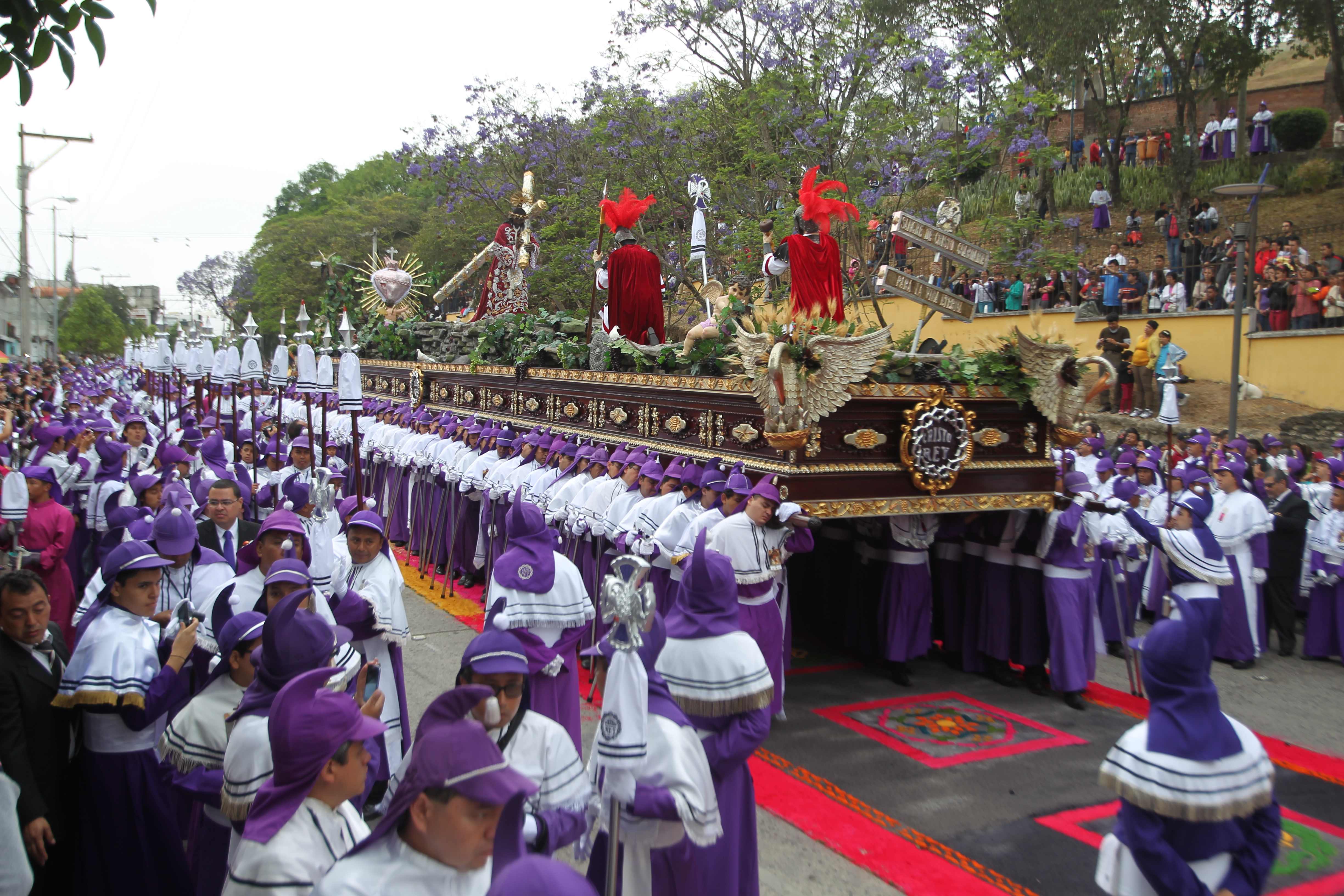La elaboración de alfombras para el paso de las procesiones son uno de los principales atractivos de la Semana Santa en Guatemala. (Foto HemerotecaPL)