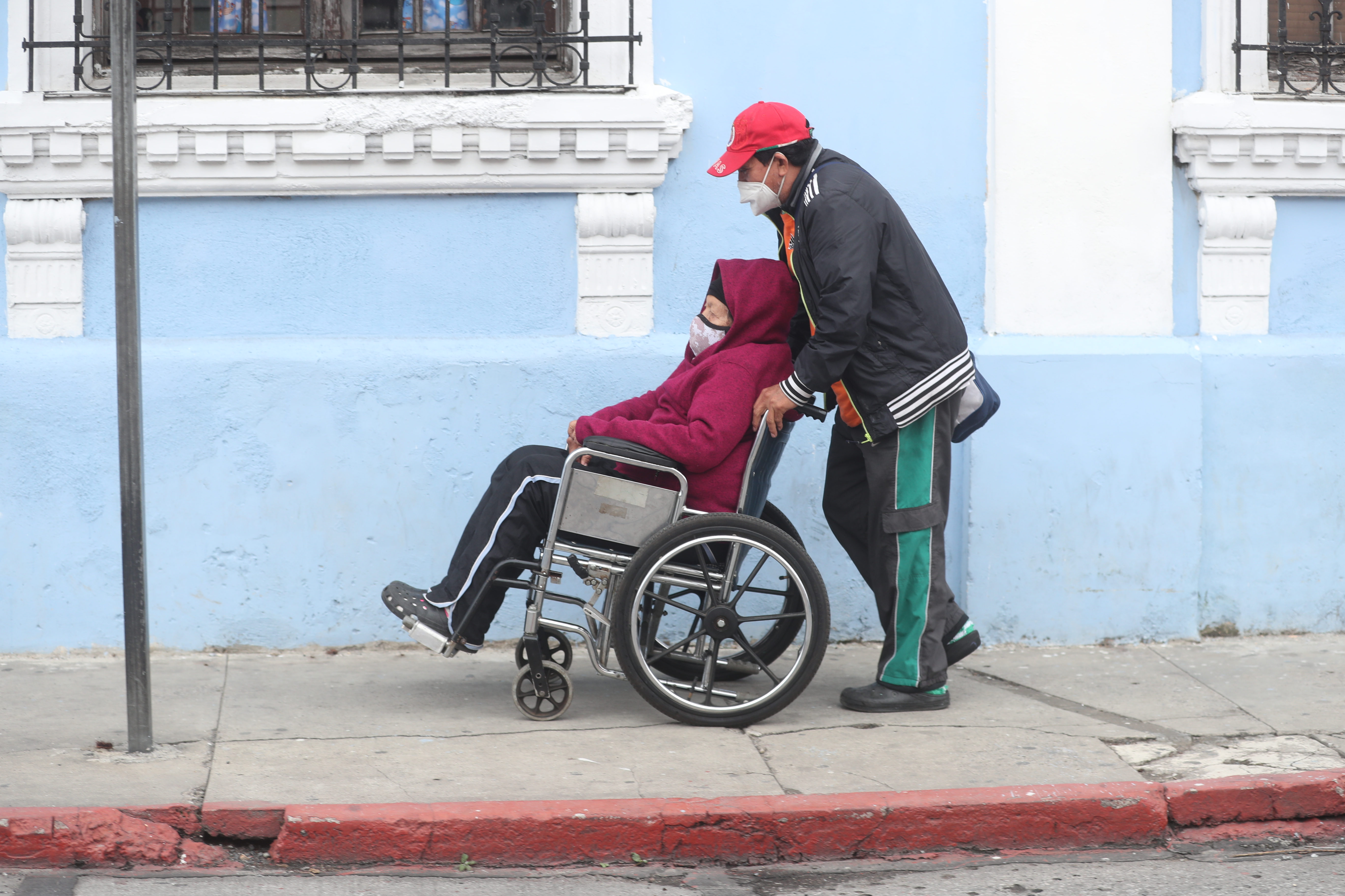 Los cuerpos de socorro recomiendan proteger del frio a los recién nacidos y adultos mayores. Fotografía: Prensa Libre. 