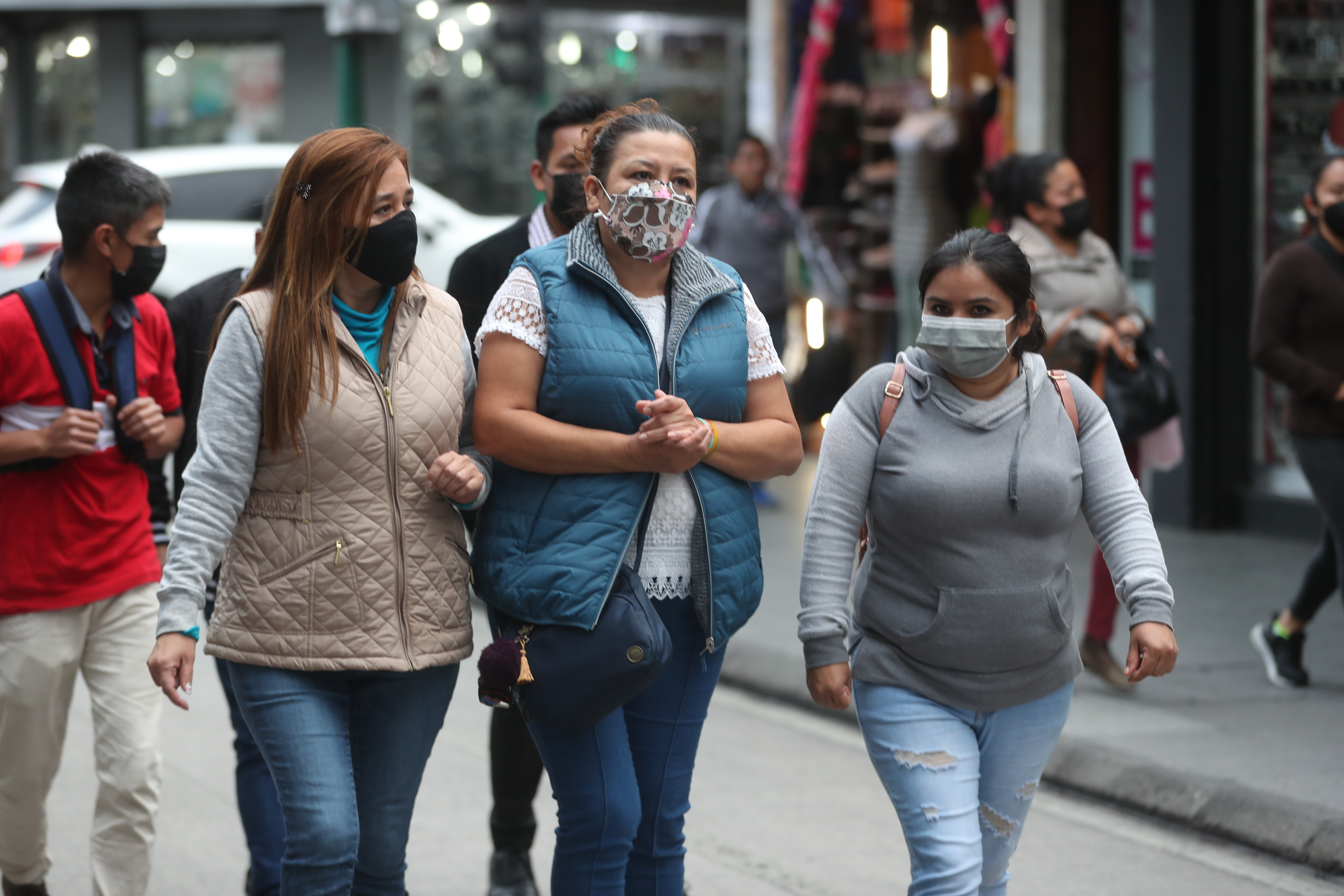 Los guatemaltecos deberán abrigarse para aminorar la sensación de frío en esta última época del año. (Foto Prensa Libre: María Jose Bonilla)