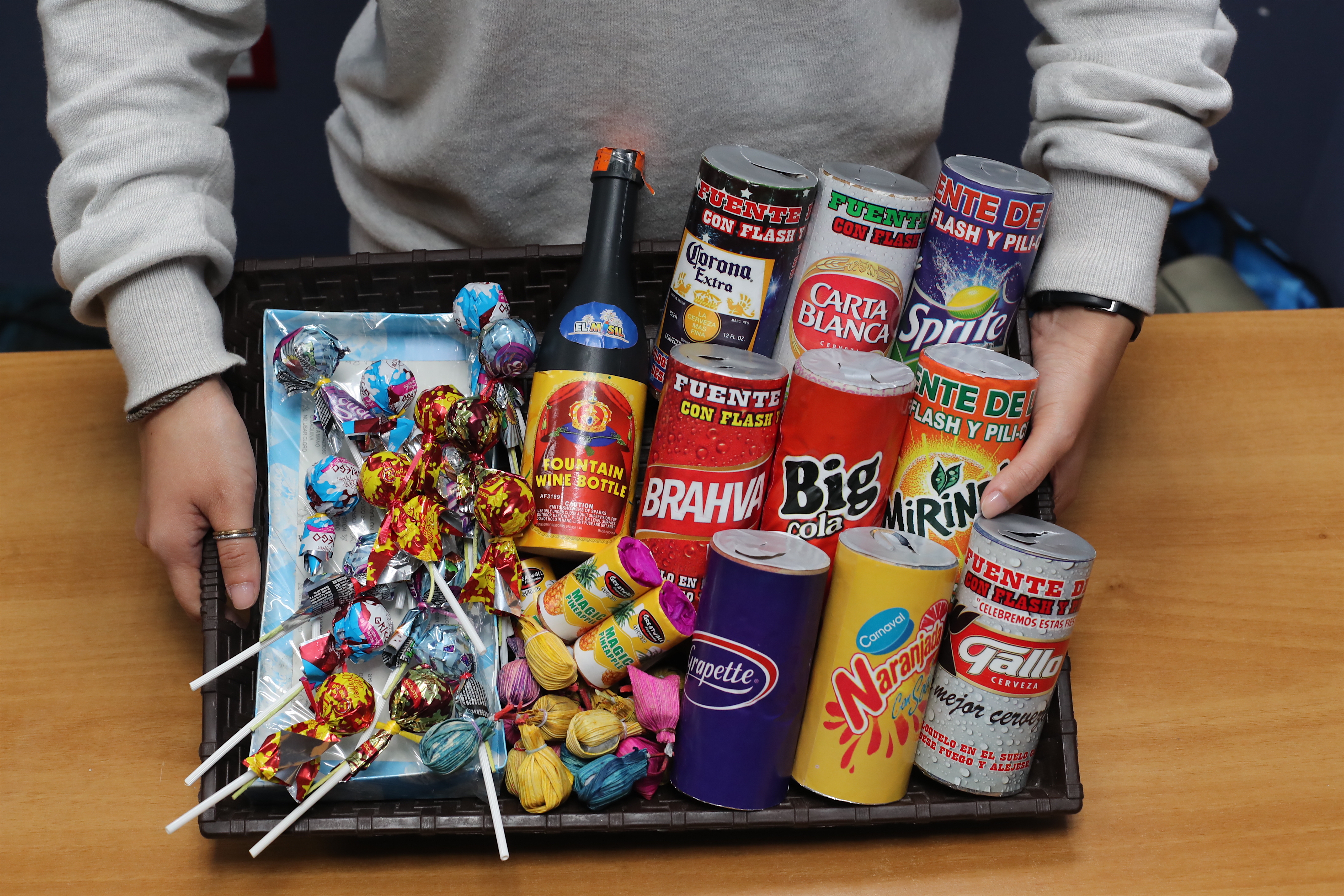 Autoridades reportan que comerciantes informales ofrecen juegos pirotécnicos con empaques que simulan alimentos, lo cual podría representar un riesgo para niños, principalmente, que podrían comerlos. (Foto Prensa Libre: Elmer Vargas).