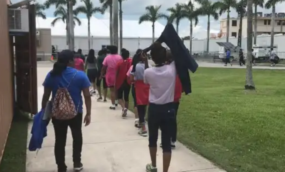 Muchos menores cruzan cada año ilegalmente hacia Estados Unidos. (Foto Prensa Libre: Departamento de Salud de Estados Unidos) 