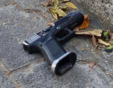 Pistola ilegal que portaban asaltantes capturados en Chiquimula