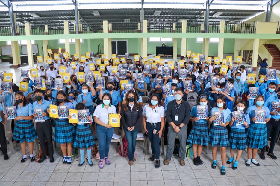 Presentación de la revista Heroínas en la ciencia a estudiantes del Instituto Nacional de Educación Básica en Baja Verapaz.  (Foto Prensa Libre: Senacyt)