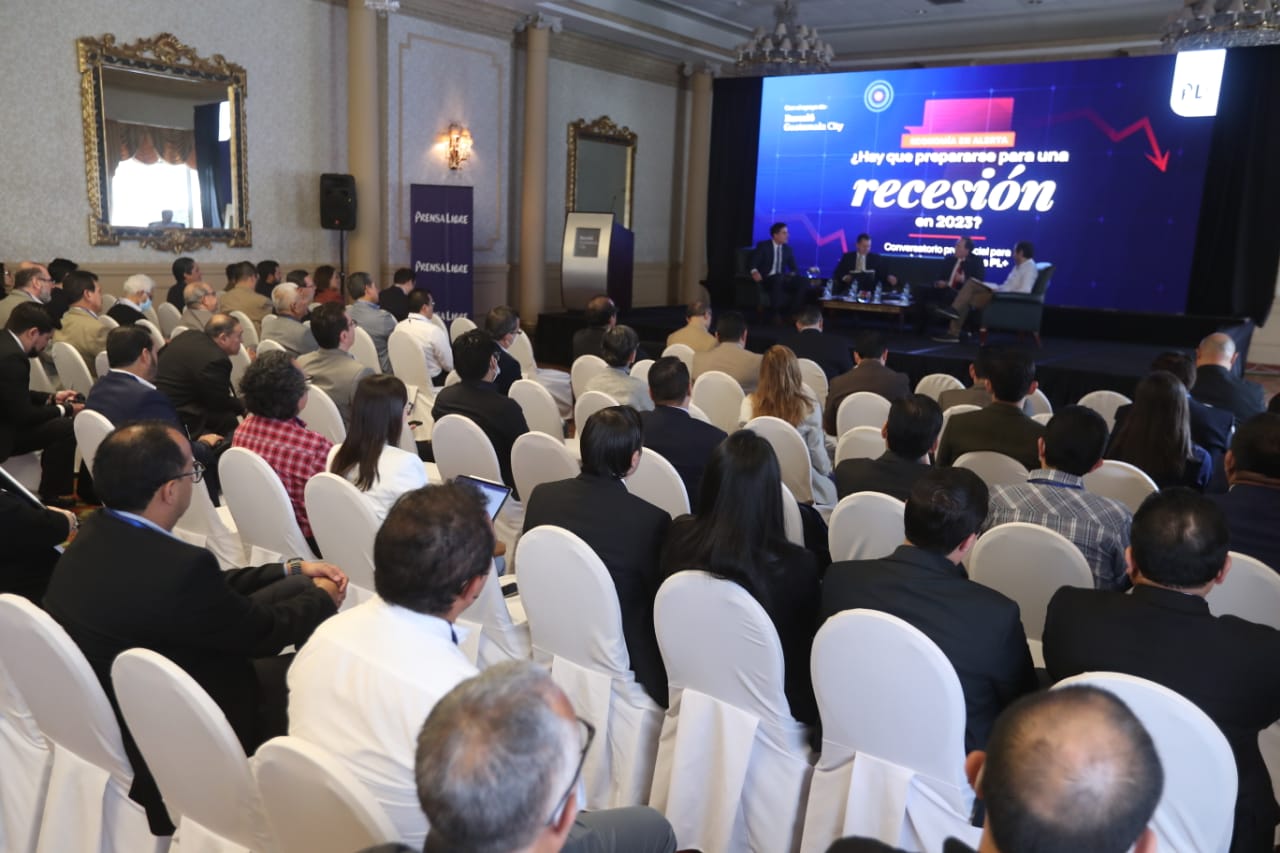 Participantes en el conve“Economía en Alerta: ¿hay que prepararse para una recesión en 2023?”