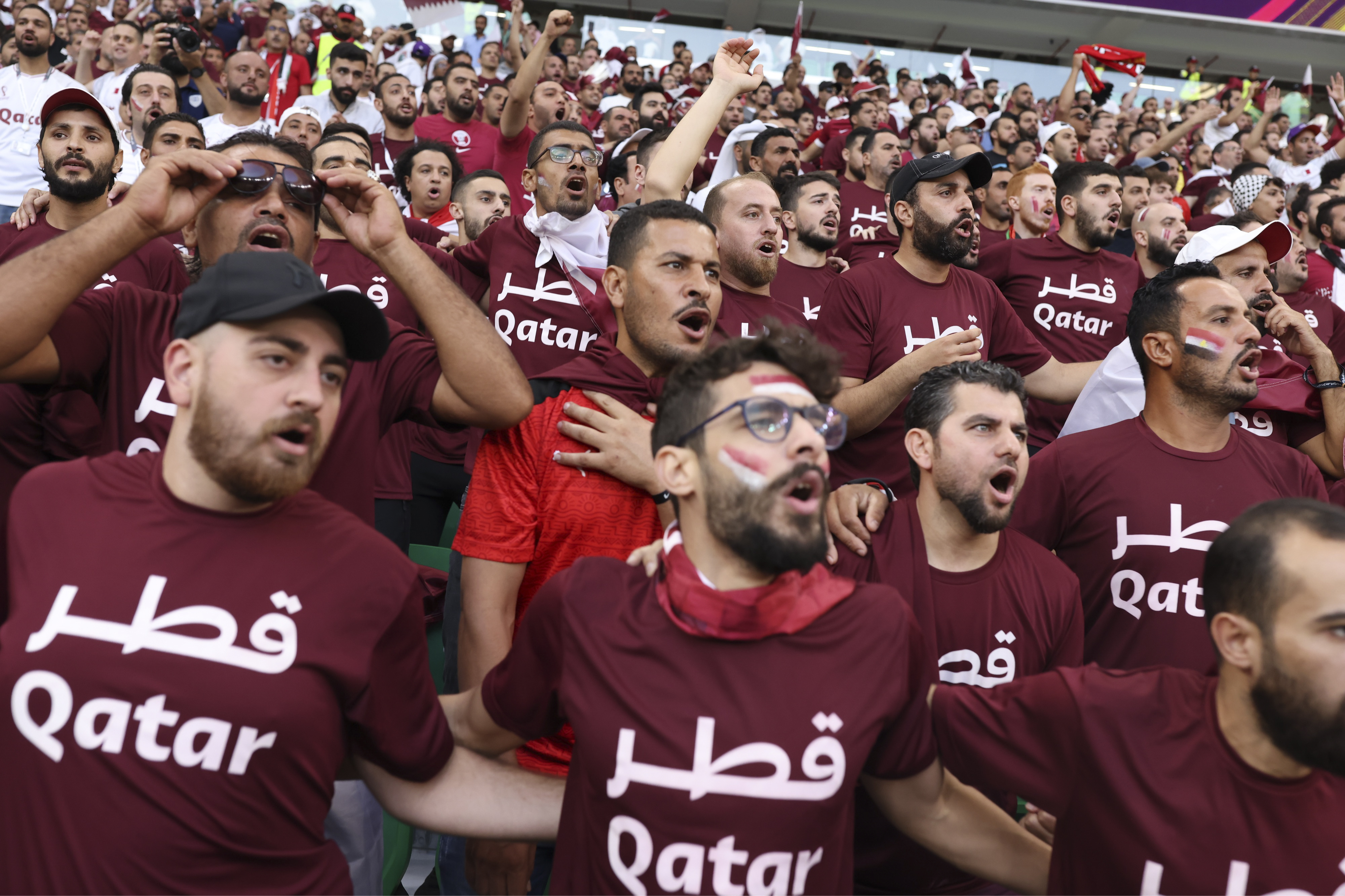 Aficionados con camisetas de Qatar durante el partido del equipo contra Senegal en la Copa del Mundo en Doha, Qatar, el 25 de noviembre de 2022. (Foto Prensa Libre: Tasneem Alsultan/The New York Times)