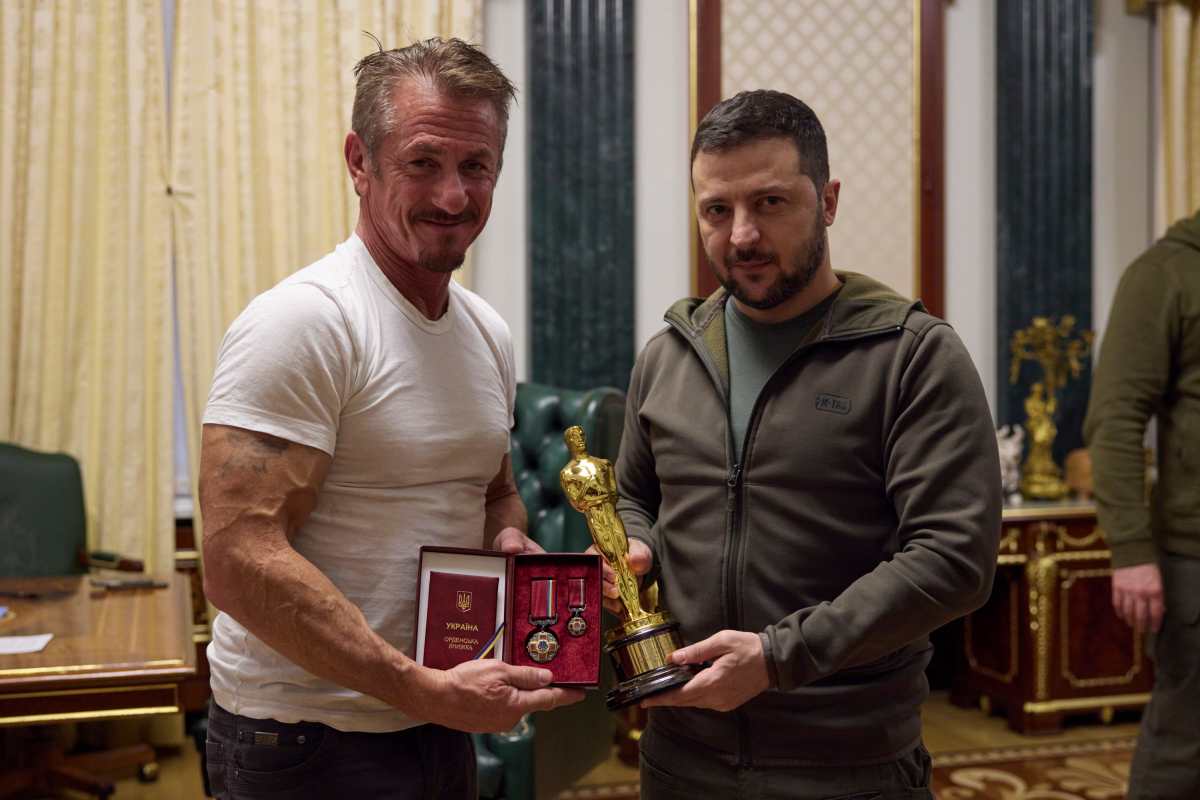 Sean Penn se reúne con Zelenski y le entrega uno de sus premios Óscar: Los motivos por los que el actor llevó su estatuilla a Ucrania